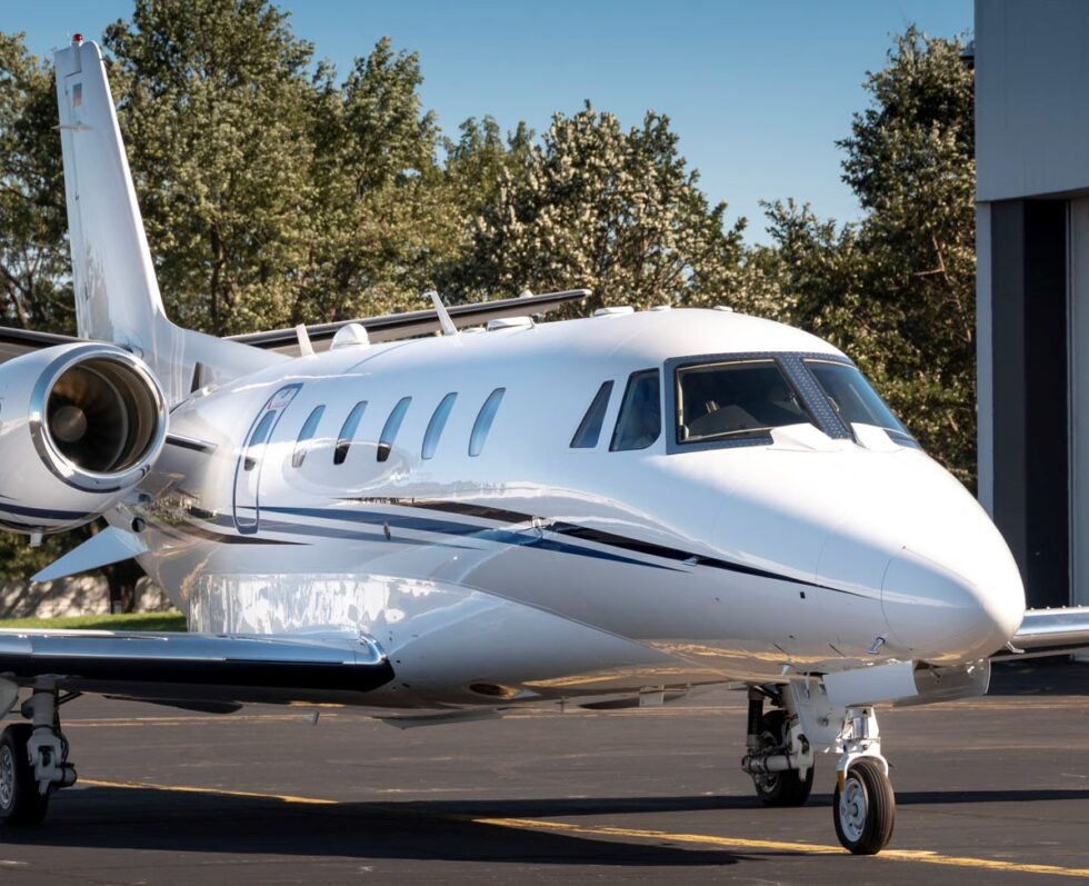 Ein Flugzeug auf Betonuntergrund, Bäume im Hintergrund