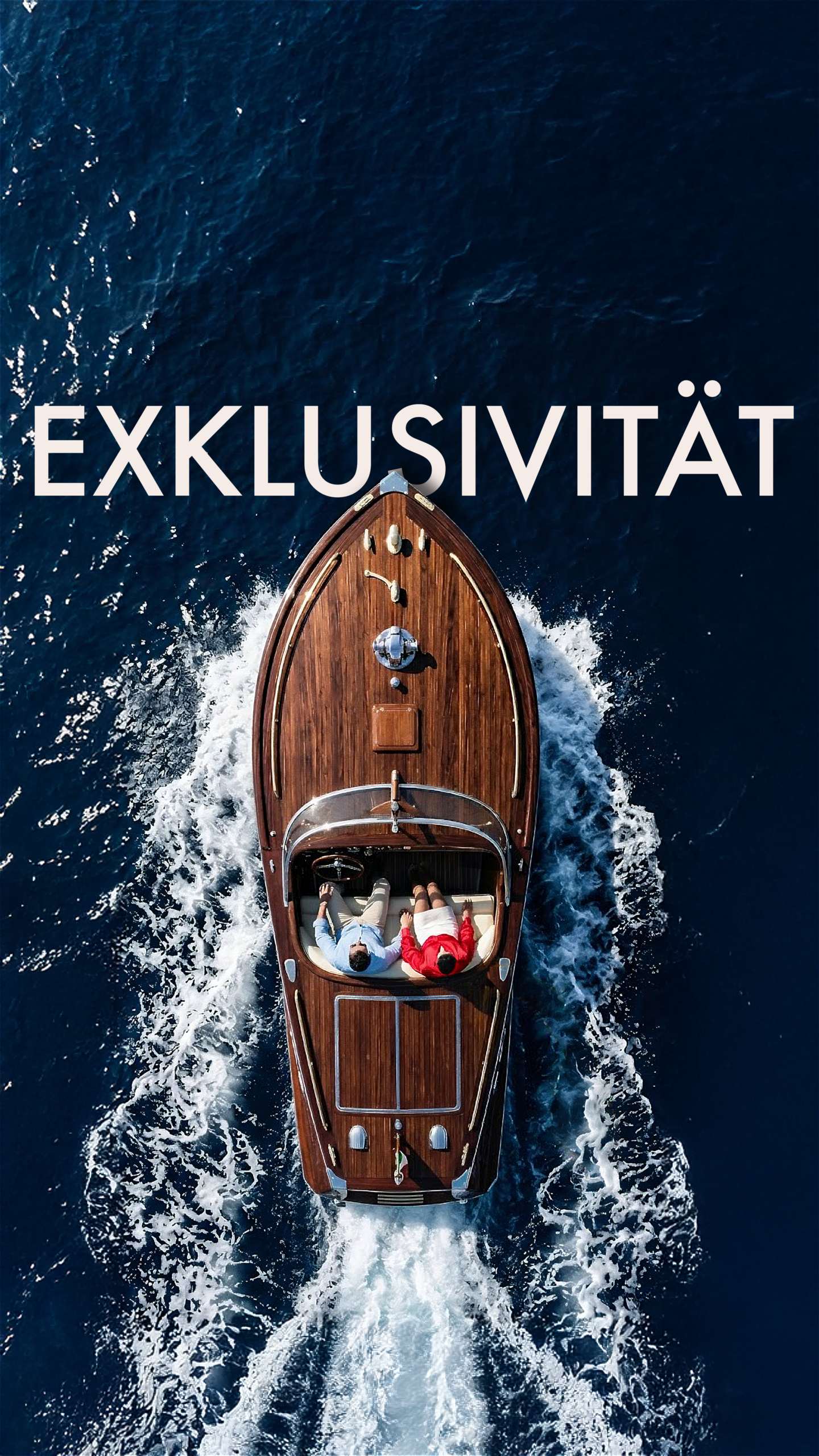 EXKSLUSIVITÄT BOOT Aus der Vogelperspektive ein Foto eines kleinen Bootes, das auf dem Wasser fährt mit zwei Passagieren und dem Titel Exklusivität