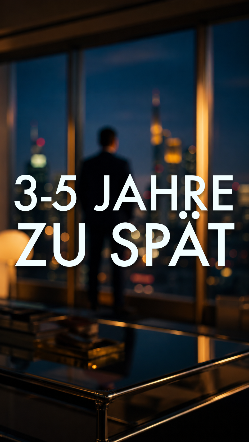 Ein Mann im Anzug steht mit dem Rücken zum Betrachter vor einer Glasfront und blickt auf die Skyline, mit dem Titel 3-5 Jahre zu spät