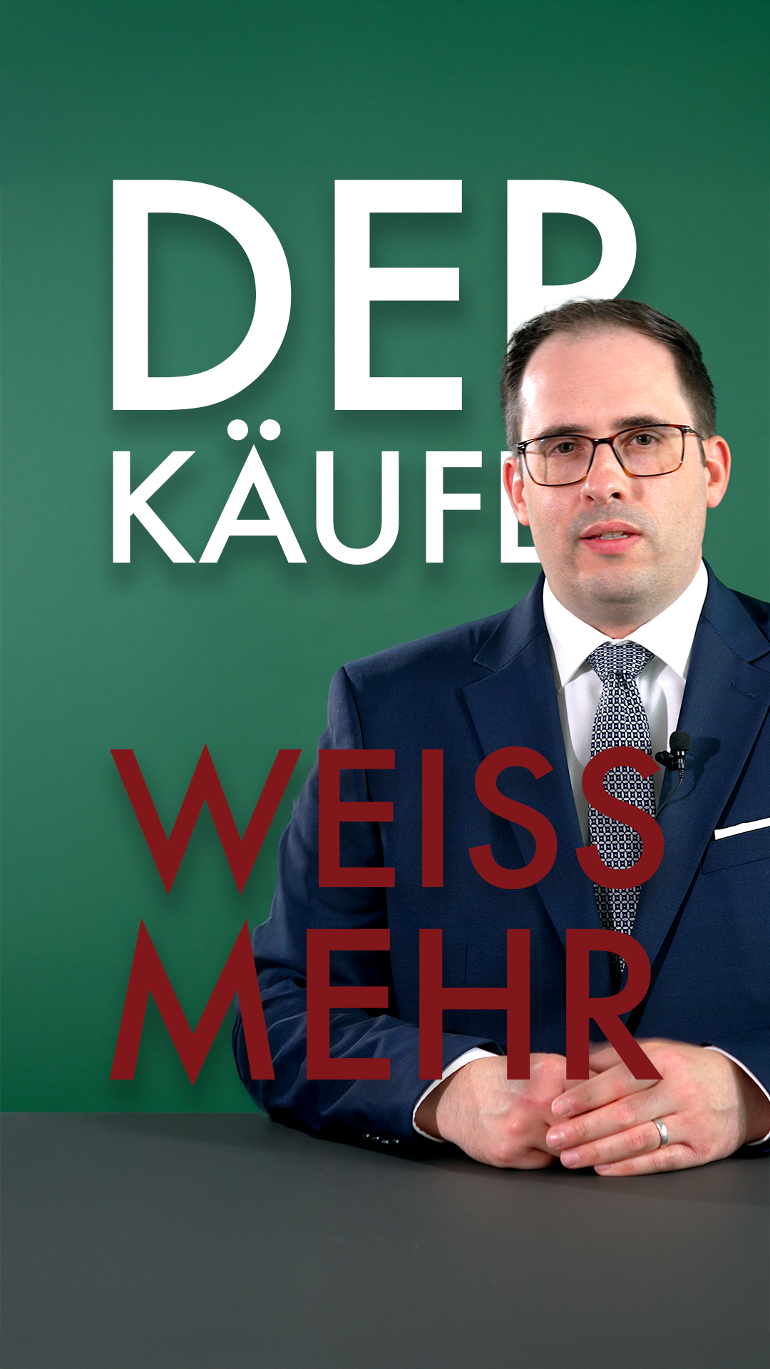 Ein Mann im Anzug sitzt vor einem grünen Hintergrund, mit der Überschrift Der Käufer weiß mehr
