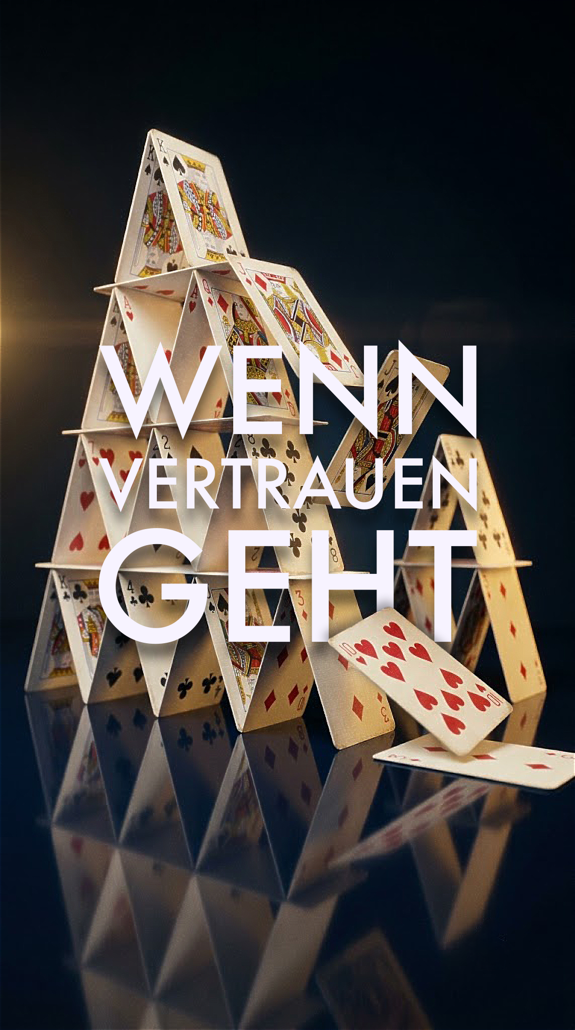 Ein Kartenhaus vor dunklem Hintergrund mit dem Titel Wenn Vertrauen geht