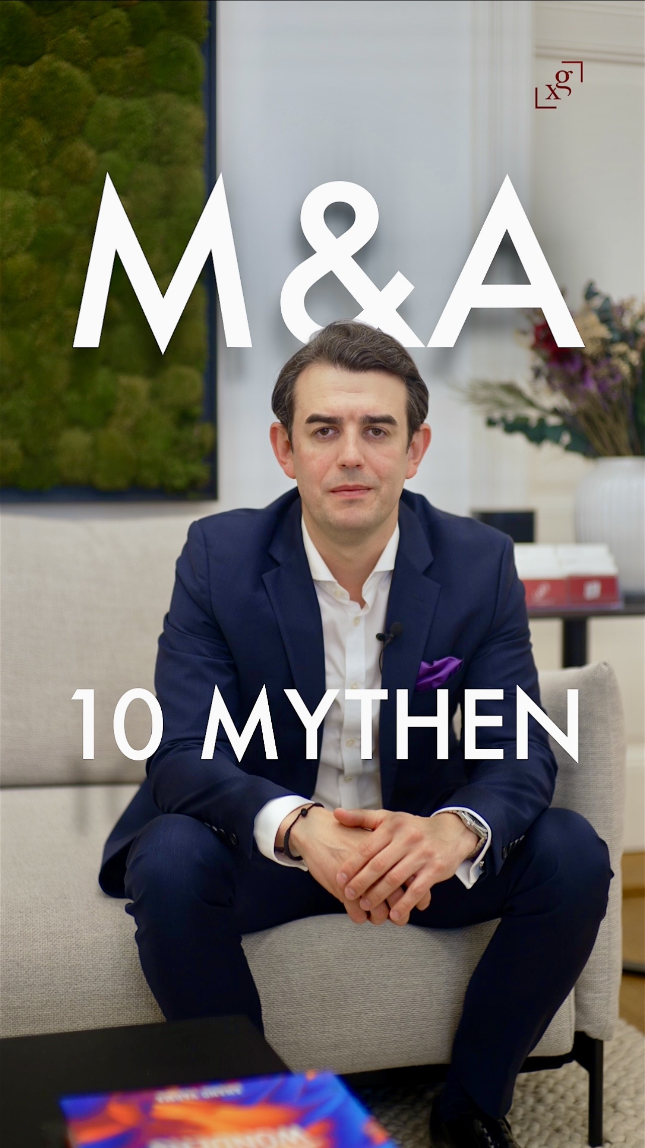 Ein Mann im Anzug, der auf einem Sofa sitzt, mit dem Titel M&A 10 Mythen