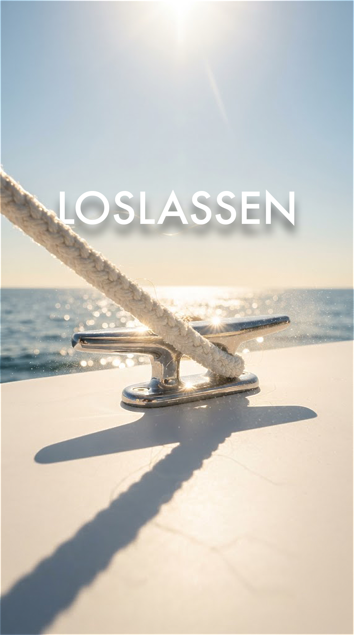 Ein Seil, was am Strand gespannt ist, mit dem Titel Loslassen