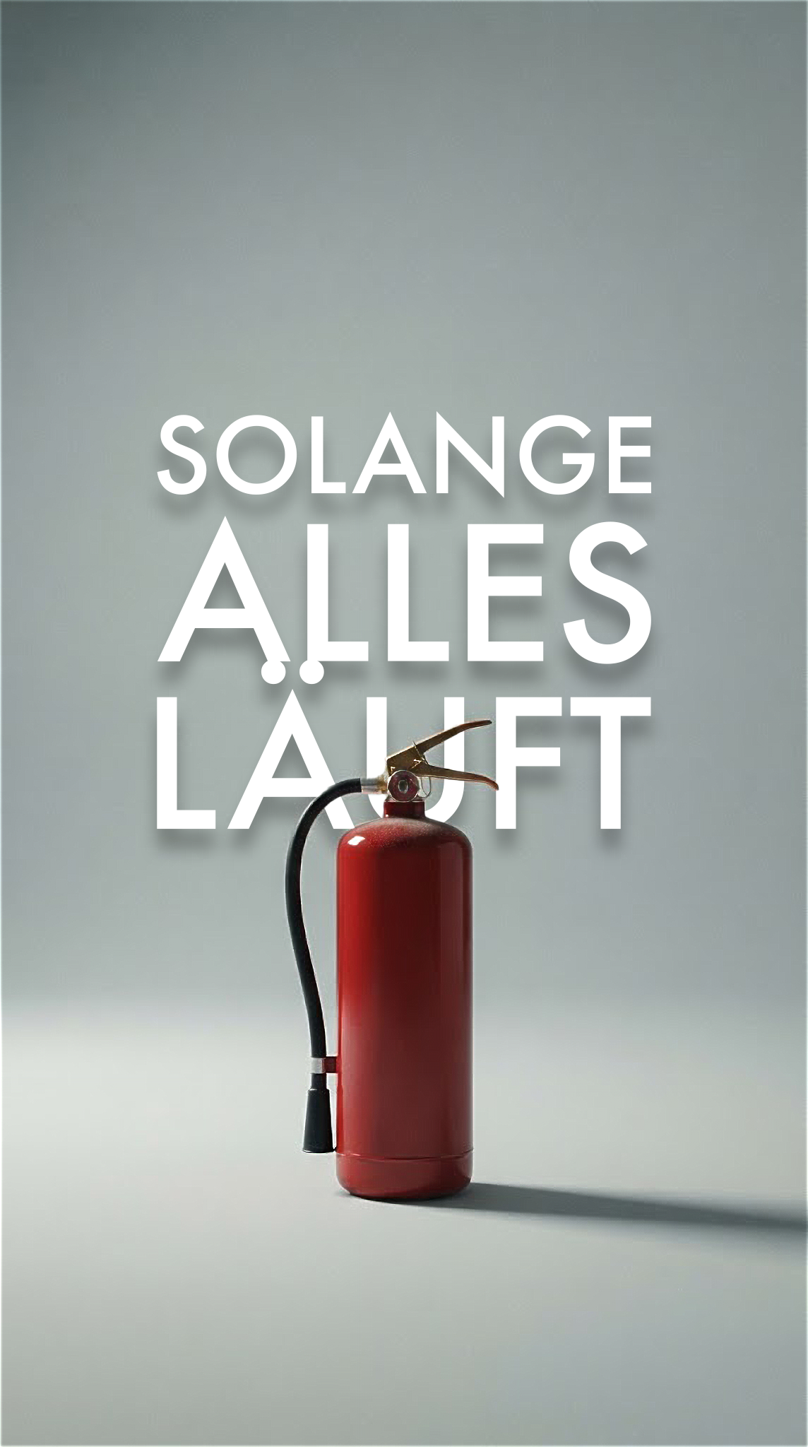 Ein Feuerlöscher vor grauem Hintergrund mit dem Titel Solange alles läuft