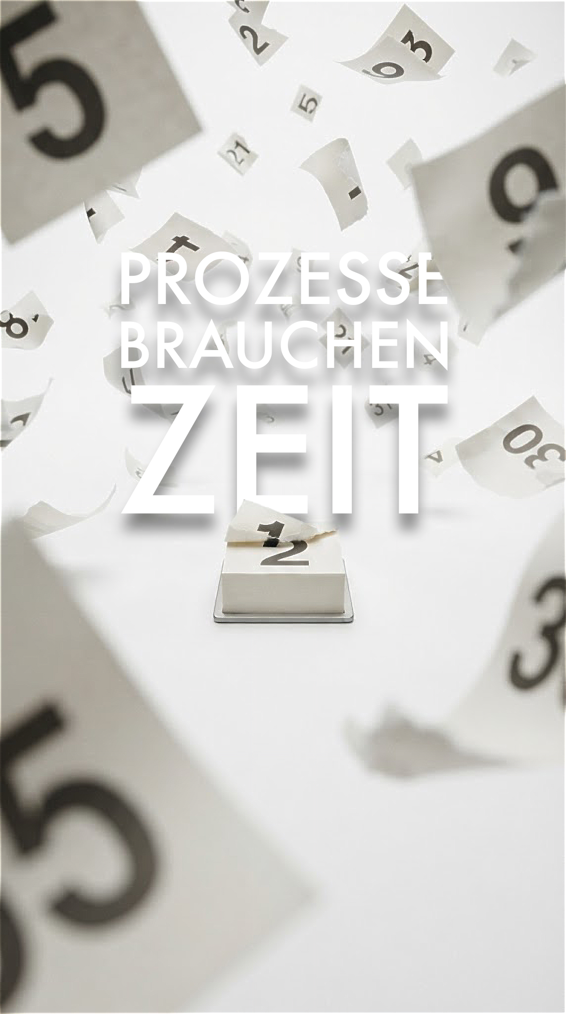 Ein Mann im Anzug steht mit dem Rücken zum Betrachter vor einer Glasfront und blickt auf die Skyline, mit dem Titel 3-5 Jahre zu spät
