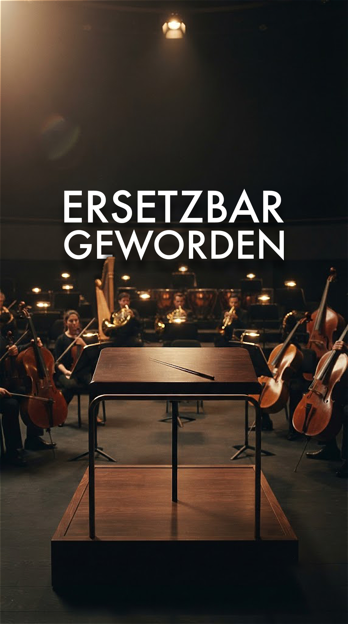 Ein Dirigenten-Pult, dahinter ein Orchester, in einem dunklen Raum mit dem Titel Ersetzbar geworden