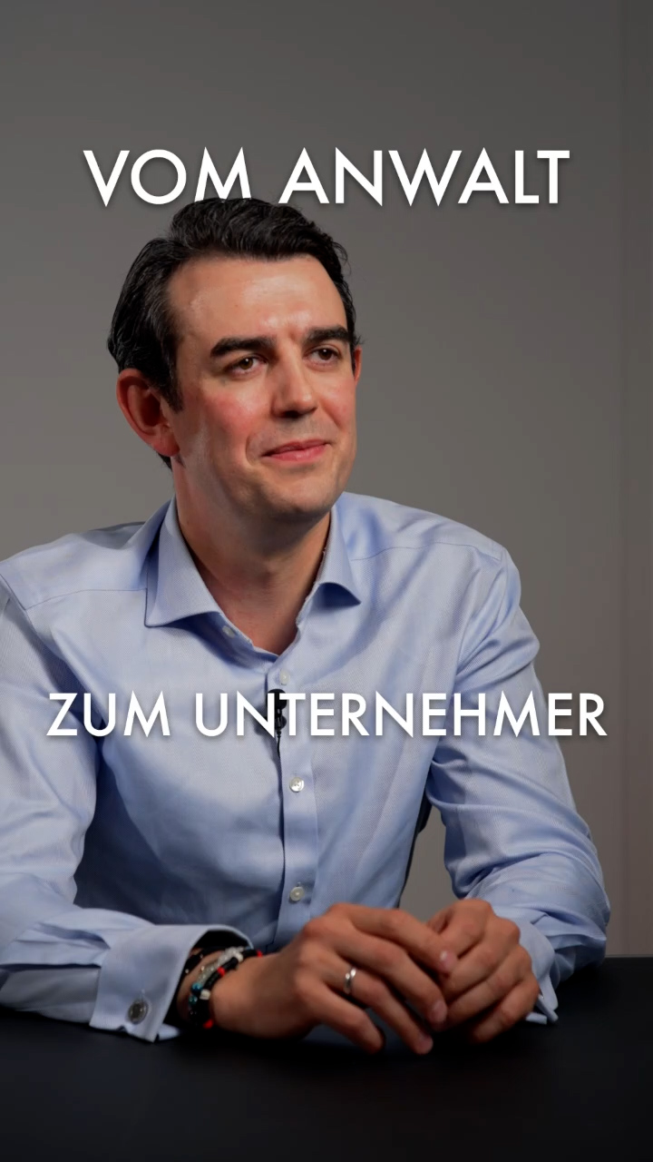 Ein Mann in blauem Hemd vor neutralem Hintergrund sitzend, mit dem Titel Vom Anwalt zum Unternehmer