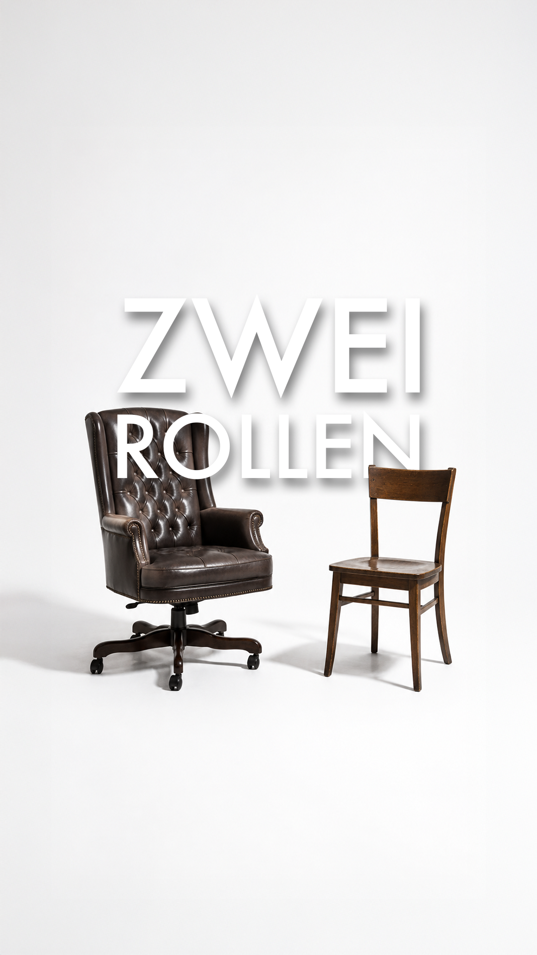 Zwei Stühle vor weißem Hintergrund mit dem Titel Zwei Rollen